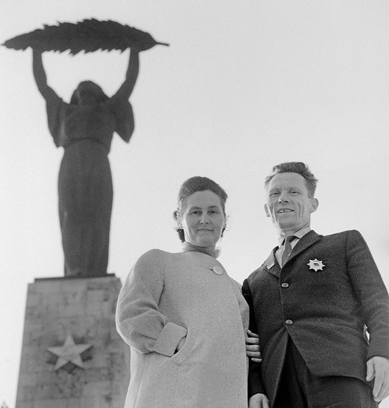 Archív fotón Gaál Erzsébet, a Szabadság-szobor, valamint Vaszilij Mihajlovics Golocov, az egykori szovjet katona szobrának modelljei, 1965 | MTI Fotó