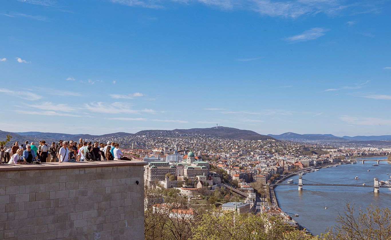 A Citadella kilátóteraszáról látogatók gyönyörködnek Budapest panorámájában, a Dunában, a Budavári Palotában és a város történelmi látképében.