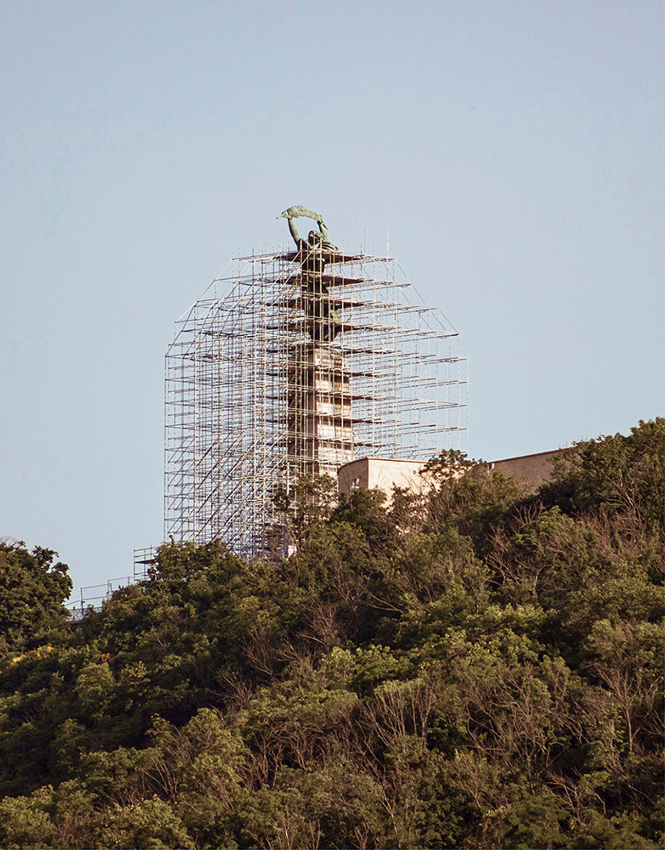 A Szabadság-szobor teljes állványzat alatt a Citadella felújítása idején