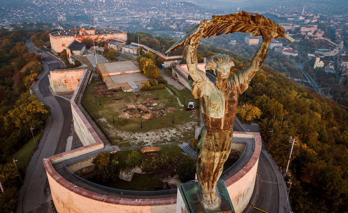 A Citadella és a Szabadság-szobor madártávlatból a felújítás előtti állapotban