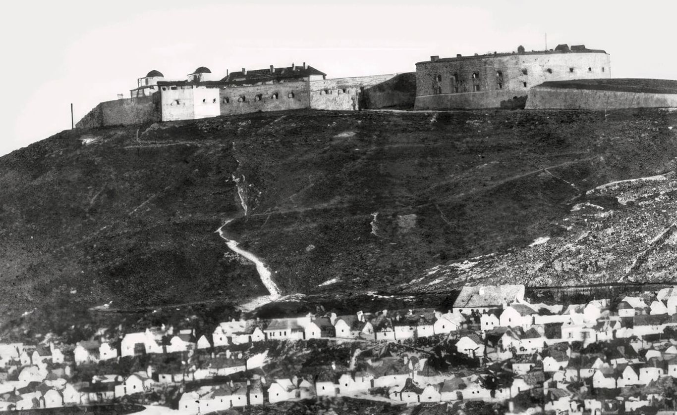 19. század végi archív felvételen a Citadella az egykori Csillagda épületével és a hegyoldal házai