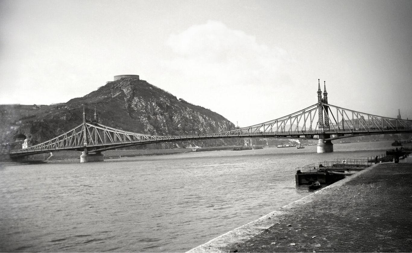 Archív fotó 1897-ből, előtérben a Ferenc József híd (ma Szabadság híd), háttérben a Gellért-hegy a Citadellával