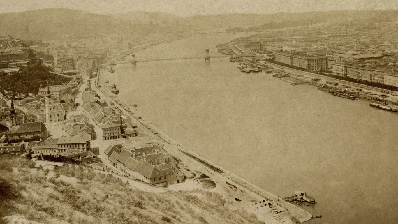 Egy, a Gellért-hegyen készült 19. századi archív panorámakép részlete Pest–Buda városképéről 